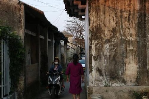Nhiều hộ dân gần nửa thế kỷ 'sống treo' bên di tích ở Huế: Đơn vị quản lý di tích nói gì?