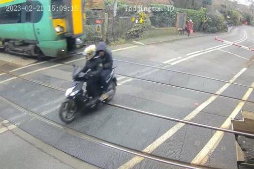 Hai người đi xe máy suýt mất mạng khi băng qua đường ray tàu hỏa