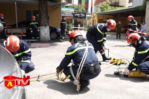 Đối tượng nào phải tham gia huấn luyện nghiệp vụ chữa cháy, cứu nạn