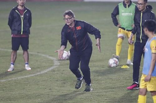 HLV Philippe Troussier rất nghiêm khắc, răn đe cầu thủ khi luyện tập
