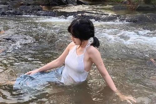 Dàn gái xinh mặc áo yếm thả rông 'ướt át' bị chỉ trích gắt