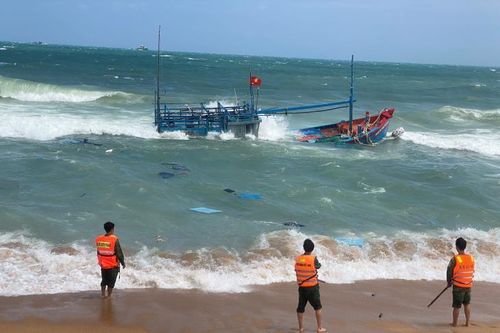 Cứu nạn thành công 2 thuyền viên gặp nạn trên biển