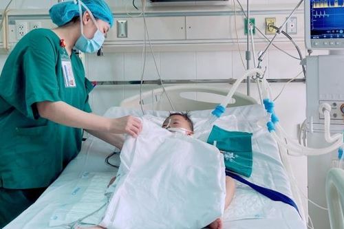 Cháu bé 2 tuổi người dân tộc Dao bị trâu húc nguy kịch, cần giúp đỡ