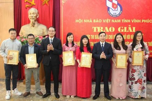 Trao giải Cuộc thi báo chí chủ đề 'Bác Hồ với Vĩnh Phúc'