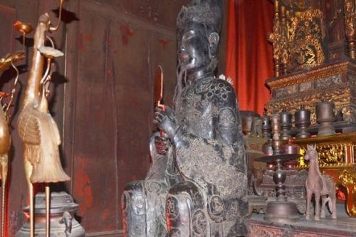 Cận cảnh bảo vật quốc gia tượng An Dương Vương ở đền Cổ Loa
