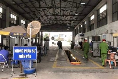 Tạm giữ 2 phó giám đốc và 1 nhân viên Trung tâm đăng kiểm huyện Hoài Đức