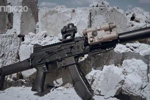 Trang bị súng tiểu liên PPK-20 cho binh sĩ Nga tham gia chiến dịch quân sự đặc biệt ở Ukraine