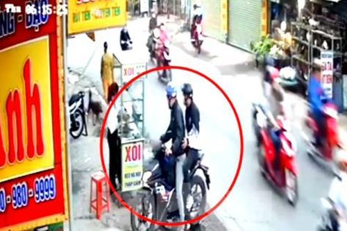 Nhóm đối tượng dàn cảnh trộm xe máy vừa mua của cô gái bán xôi