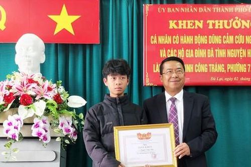 Khen thưởng nam thanh niên nhảy xuống hồ cứu người mắc kẹt trong ô tô