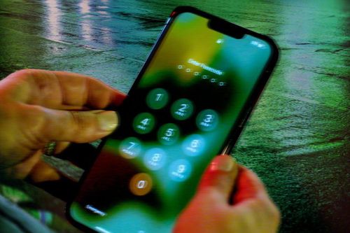 Để lộ mật khẩu iPhone, bạn có thể mất sạch tiền