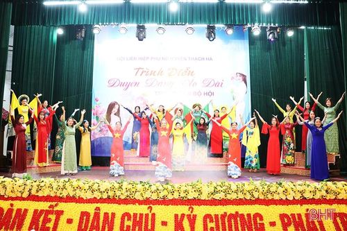 Phụ nữ Thạch Hà thanh lịch trong chương trình 'Duyên dáng áo dài'