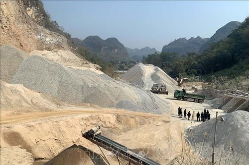 Khói bụi dầy đặc bao phủ khu dân cư sau nổ mìn khai thác đá
