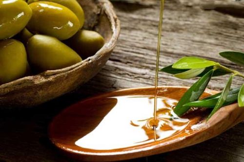 Tóc khô xơ trở nên bóng mượt như bôi dầu nhờ 4 loại 'thần dược' có sẵn tại nhà