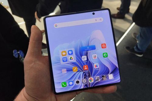 Trên tay smartphone màn hình gập, cấu hình 'siêu khủng', giá 'mềm'
