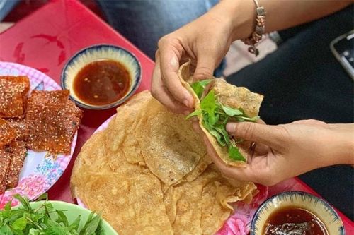 'Quên lối về' với chả cá cuốn rau răm, món ăn vặt đặc sản ở Bình Định