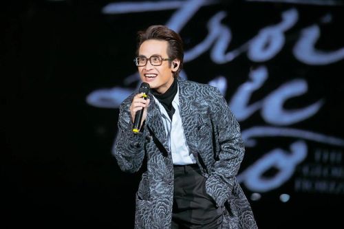 Hà Anh Tuấn có hành động ghi điểm khi thấy khán giả đứng đợi mình sau khi kết thúc show diễn