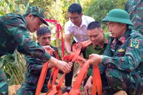 Múc đất trong vườn, người dân tá hỏa phát hiện cảnh tượng 'kinh hãi' liền báo công an