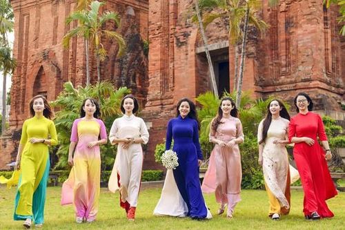 Đa sắc áo dài của phụ nữ Bình Định