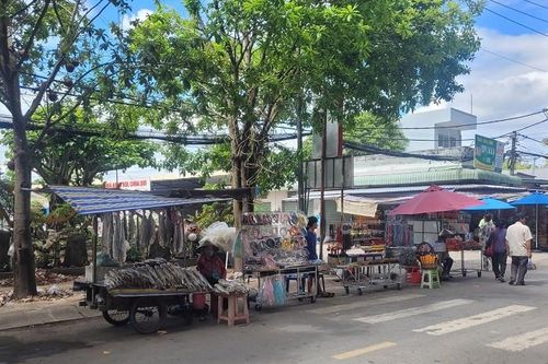 Cần chấn chỉnh cảnh bát nháo trước cổng Chùa Dơi