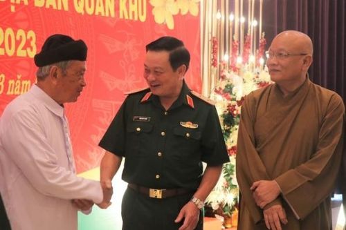 Bộ tư lệnh Quân khu 7 gặp mặt đại biểu chức sắc tôn giáo trên địa bàn