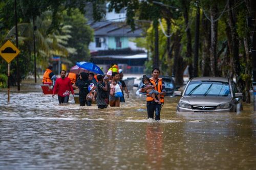 Malaysia sơ tán hơn 28.000 người do mưa lũ