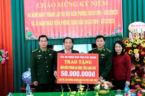 TAND tỉnh Bắc Giang thăm và tặng quà đồn Biên phòng Na Hình