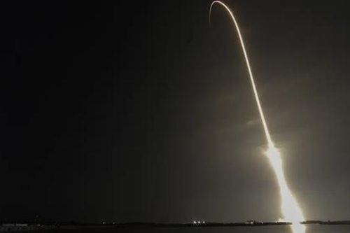 Tàu vũ trụ SpaceX đưa 4 phi hành gia lên trạm vũ trụ của NASA