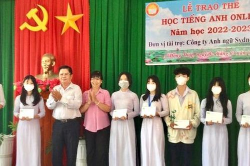 Trao 200 thẻ học Tiếng Anh miễn phí tặng học sinh Đồng Tháp có hoàn cảnh khó khăn