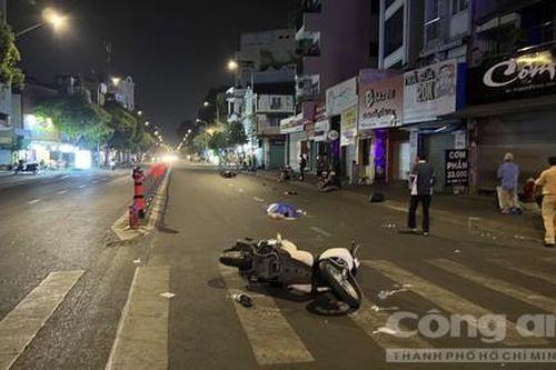 TPHCM: Thanh niên chạy xe SH ngã ra đường, bị tông tử vong