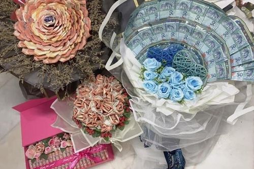 Nhận được hoa tiền của chồng, vợ 'khóc thét' vì điều này