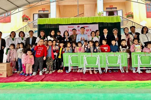 Báo Hànôịmới cùng các nhà tài trợ tặng quà Trường Mầm non Tân Sơn, Phú Thọ