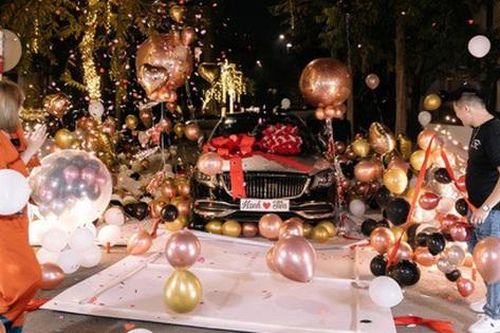 Quà 8/3 của đại gia: Giám đốc mua Mercedes tặng vợ, còn chi hơn 100 triệu decor, thuê dàn nhạc hoành tráng