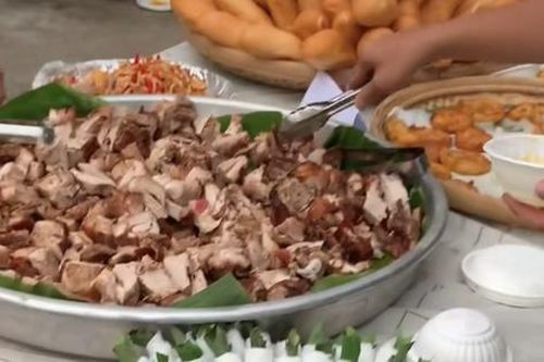 'Độc lạ' miền Tây: Đám giỗ phiên bản buffet với toàn món ăn xịn khiến ai nấy đều trầm trồ