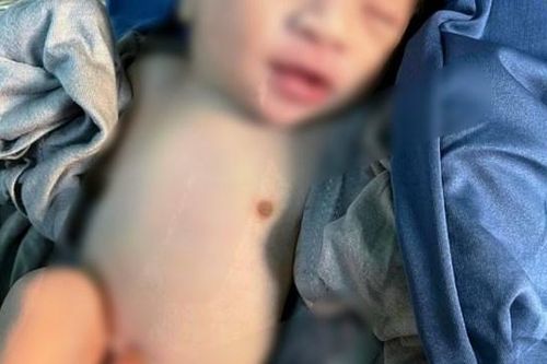 Quảng Nam: Phát hiện bé trai bị bỏ rơi ở thùng rác bên đường
