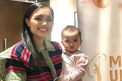 Thí sinh Hoa hậu Hoàn vũ Philippines bế con đến dự thi