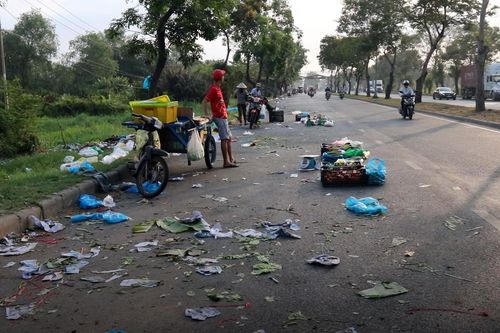 Tiểu thương ngang nhiên chiếm lòng đường lập chợ ở TP.HCM