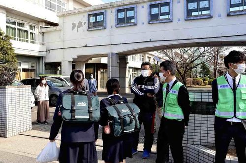 Thiếu niên Nhật Bản cầm dao truy sát ở trường học