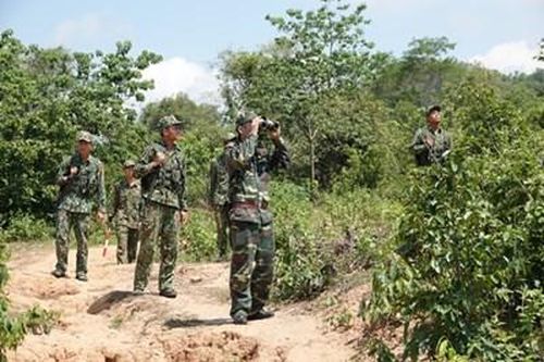 Cha con Hồ Mút và cột mốc 516