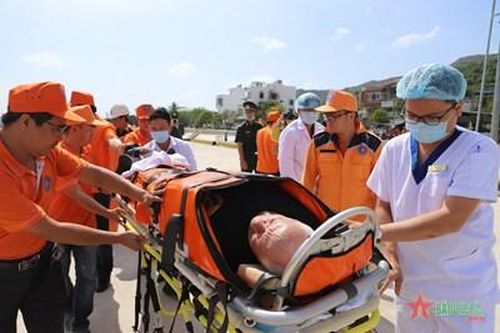 Vietnam MRCC cứu nạn thuyền viên người Ukraine vào bờ điều trị