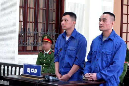 Bạn tù lại 'dìu' nhau vào… nhà đá!
