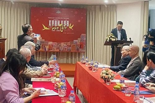 Trưng bày chuyên đề 'Xuân xưa trên báo tết 1865 - 2000'