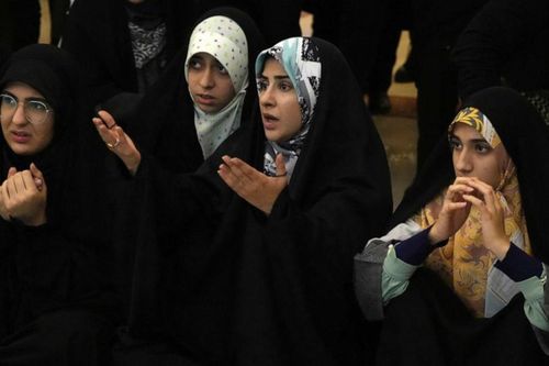 Nữ sinh Iran bị đầu độc để... ngăn đến trường