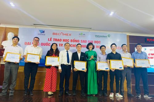 ĐH Quốc gia TPHCM trao học bổng 1,5 tỷ đồng cho nghiên cứu sinh, học viên
