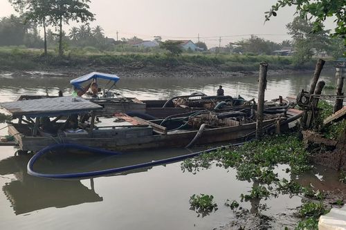 Vĩnh Long bắt 2 ghe khai thác cát trái phép trong đêm