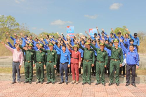 Lễ kết nạp Đoàn tại cột mốc biên giới thiêng liêng
