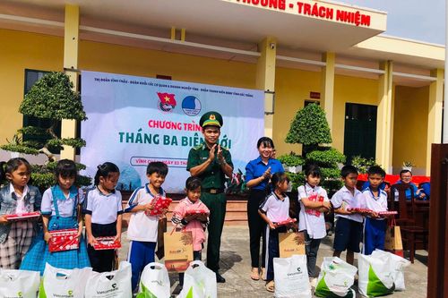 Tặng học bổng cho học sinh khó khăn trong sự kiện Tháng ba biên giới năm 2023