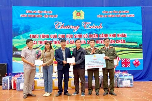 Công an An Giang trao yêu thương cho học sinh khó khăn vùng cao