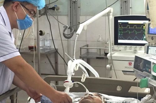 Chạy đua với thời gian cứu người bệnh bị dao đâm xuyên ngực