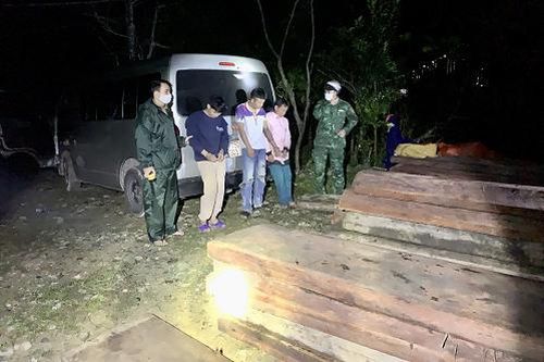 Bắt giữ hai đối tượng vận chuyển 28 phách gỗ trái phép