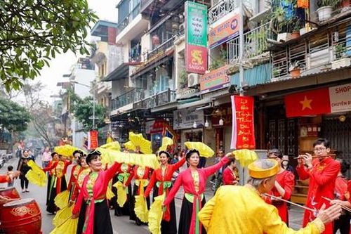Rộn ràng khai mạc lễ hội Đền Bạch Mã ở phố cổ Hà Nội